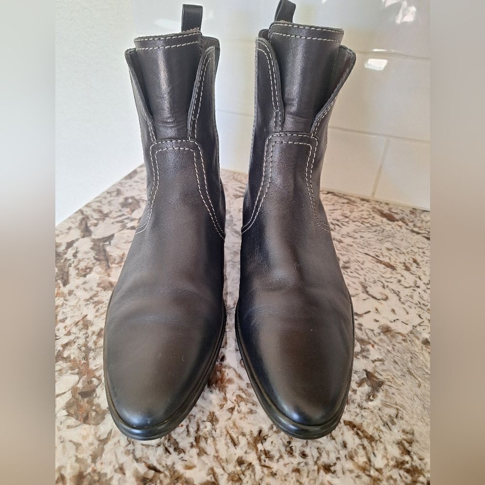 Tod's chelsea black leather boots size 6.5
